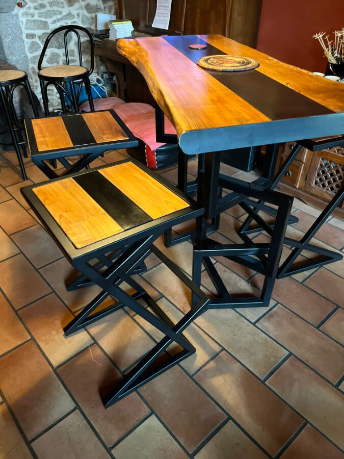 Chaises en métal et bois